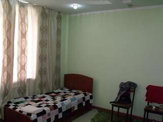Хостелы Hostel Visit Osh Ош Стандартный двухместный номер с 2 отдельными кроватями-4